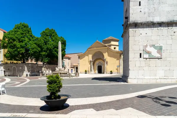 Benevento Meydanı 'nın tarihi merkezinde, Santa Sofia Meydanı' nda Chiaramonte çeşmesi ve Santa Sofia kilisesi ile yürüyoruz.