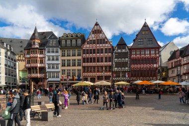 Eski kasabayı geziyorum.