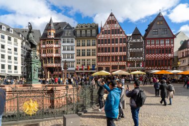 Eski kasabayı geziyorum.