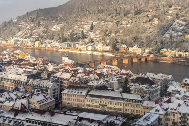 Heidelberg sokaklarında kar ve nehir manzarasıyla yürüyorum.