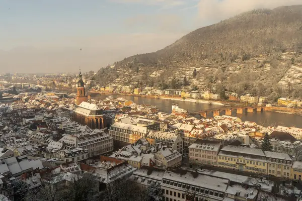 Heidelberg sokaklarında kar ve nehir manzarasıyla yürüyorum.