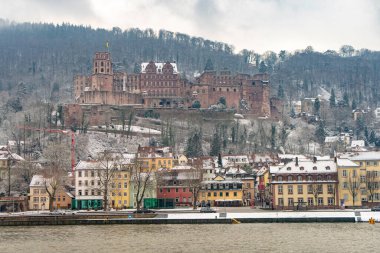 Kar nehri Nekar ile Heidelberg sokaklarında yürüyor.