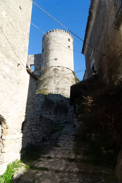 Walking through the alleys of Vairano Patenora, ruins of the castle