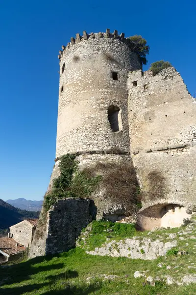 Walking through the alleys of Vairano Patenora, ruins of the castle