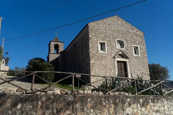 Walking through the alleys of Vairano Patenora, ruins of the castle