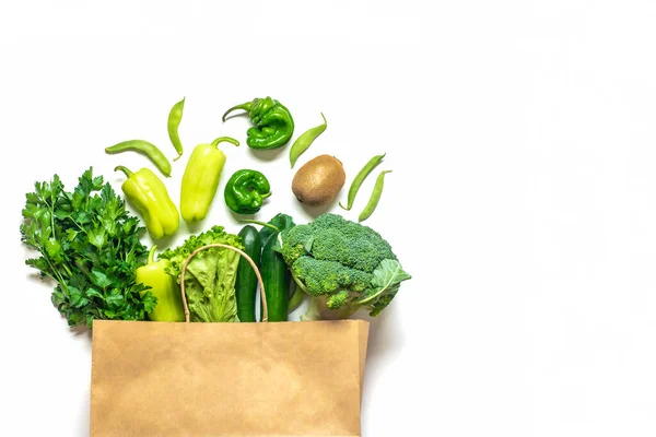 Екологічно Чистий Паперовий Пакет Сирими Органічними Зеленими Овочами Ізольовані Білому — стокове фото