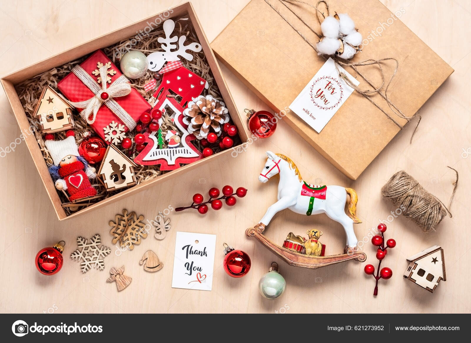 Χειροποίητο Πακέτο Φροντίδας Εποχιακή Συσκευασία Δώρου Παιχνίδια  Χριστουγεννιάτικη Διακόσμηση Στο — Φωτογραφία Αρχείου © marya_83@mail.ru  #621273952