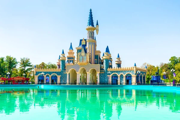 Eylül 2022, Özbekistan, Taşkent. Kule binası, Lunapark 'ta şarkı söyleyen çeşme Sihirli Şehir eski Komsomolskoye Gölü.