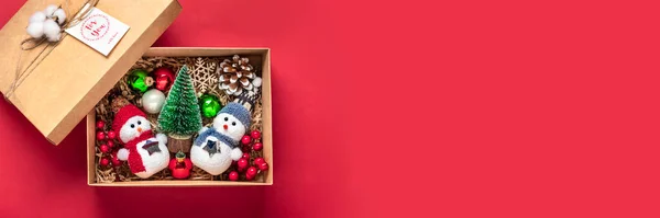 손으로 패키지 장난감이 테이블에 크리스마스 여자를 개인화 바구니 크리스마스 플랫이 — 스톡 사진