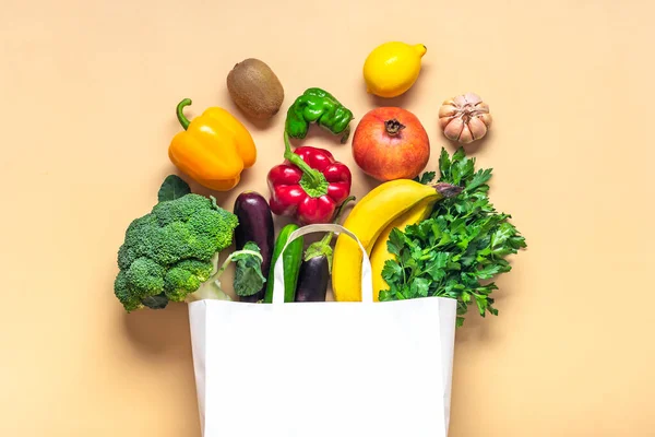 Экологически Чистый Бумажный Магазинный Пакет Сырыми Органическими Зелеными Овощами Изолированными — стоковое фото
