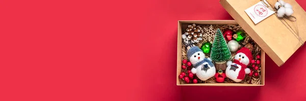 손으로 패키지 장난감이 테이블에 크리스마스 여자를 개인화 바구니 크리스마스 플랫이 — 스톡 사진