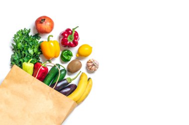 Beyaz arka planda çiğ organik yeşil sebzeli çevre dostu kese kağıdı düz, üst görünüm sıfır atık, plastik ücretsiz konsept sağlıklı beslenme ve detoks, tarım konsepti.