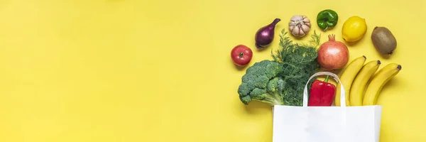 Екологічно Чистий Паперовий Пакет Сирими Органічними Зеленими Овочами Ізольовані Жовтому — стокове фото
