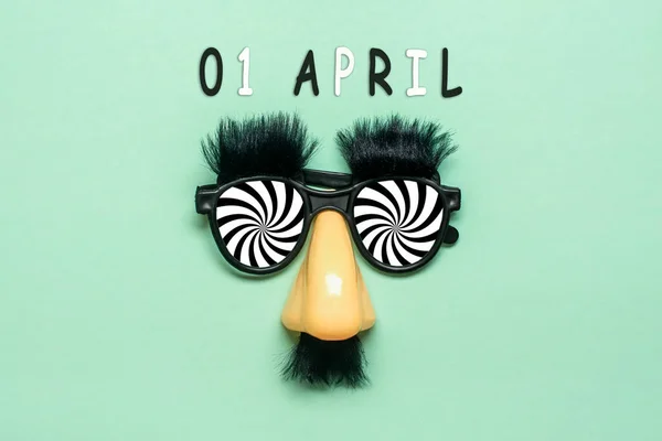 Αστείο Πρόσωπο Ψεύτικα Γυαλιά Μύτη Και Μουστάκι Ημερομηνία Ημερολογίου Απριλίου — Φωτογραφία Αρχείου