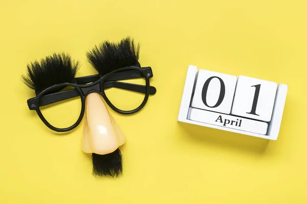 Αστείο Πρόσωπο Ψεύτικα Γυαλιά Μύτη Και Μουστάκι Ημερολόγιο Ημερομηνία Απριλίου — Φωτογραφία Αρχείου