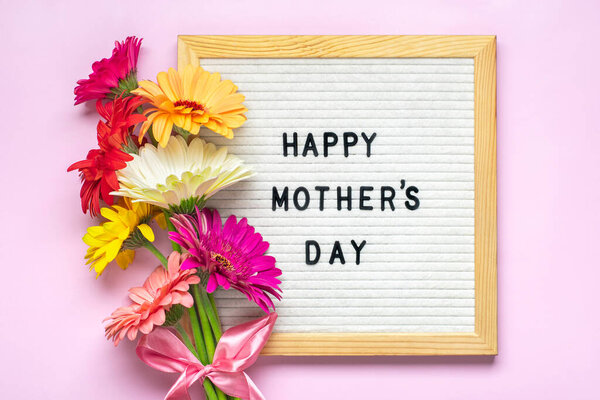 Доска объявлений с текстом С Днем Матери, красочный букет гербераса на розовом фоне праздничная открытка.