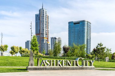 Nisan 2023, Özbekistan, Taşkent. Orta Asya. Taşkent şehri, Hilton Oteli 'nin yakınında bir yer. Yürüyen cadde.