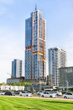Mayıs 2023, Özbekistan, Taşkent. Taşkent şehri bölgesi, Hilton Oteli 'nin yakınında, Yuva Bir daireleri. Yürüyen cadde.