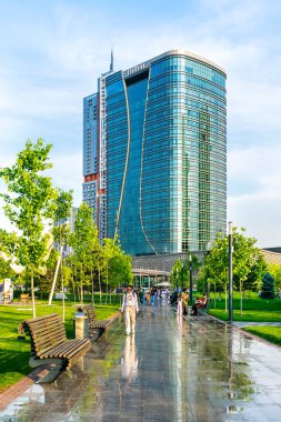 Nisan 2023, Özbekistan, Taşkent. Orta Asya. Taşkent şehri, Hilton Oteli 'nin yakınında bir yer. Yürüyen cadde.