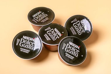 Ekim 2023, Milan, İtalya Nescafe Dolce Gusto kahve kapsülleri beyaz arka planda izole edilmiş Üst görünüm düz görünüm içecek dozajlı kapsülden elde edilir kavrulmuş, öğütülmüş, sıkıştırılmış doğal kahve.