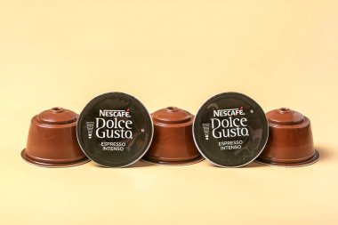 Ekim 2023, Milan, İtalya Nescafe Dolce Gusto kahve kapsülleri beyaz arka planda izole edilmiş Üst görünüm düz görünüm içecek dozajlı kapsülden elde edilir kavrulmuş, öğütülmüş, sıkıştırılmış doğal kahve.