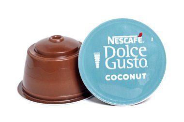 Ekim 2023, Milan, İtalya Nescafe Dolce Gusto kahve kapsülleri beyaz arka planda izole edilmiş Üst görünüm düz görünüm içecek dozajlı kapsülden elde edilir kavrulmuş, öğütülmüş, sıkıştırılmış doğal kahve.