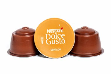 Ekim 2023, Milan, İtalya Nescafe Dolce Gusto kahve kapsülleri beyaz arka planda izole edilmiş Üst görünüm düz görünüm içecek dozajlı kapsülden elde edilir kavrulmuş, öğütülmüş, sıkıştırılmış doğal kahve.