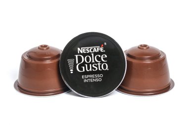 Ekim 2023, Milan, İtalya Nescafe Dolce Gusto kahve kapsülleri beyaz arka planda izole edilmiş Üst görünüm düz görünüm içecek dozajlı kapsülden elde edilir kavrulmuş, öğütülmüş, sıkıştırılmış doğal kahve.