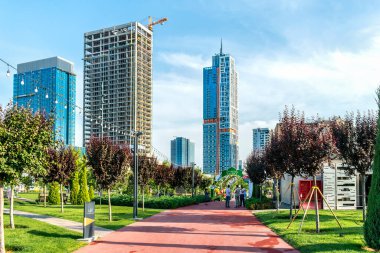 Ekim 2023, Özbekistan, Taşkent. Taşkent şehri bölgesi, Hilton Oteli 'nin yakınında, Yuva Bir daireleri. Yürüyen cadde