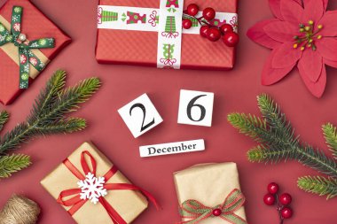 Hediye kutuları, ahşap takvim ve kırmızı arka planda 26 Aralık 'ta her yıl Noel' den sonra 26 Aralık 'ta kutlanır..