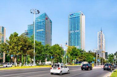 Mayıs 2023, Özbekistan, Taşkent. Taşkent şehri bölgesi, Hilton Oteli 'nin yakınında, Yuva Bir daireleri. Yürüyen cadde.