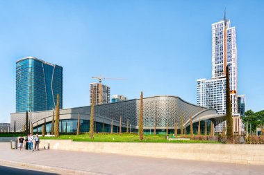 Mayıs 2023, Özbekistan, Taşkent. Taşkent şehri bölgesi, Hilton Oteli 'nin yakınında, Yuva Bir daireleri. Yürüyen cadde.