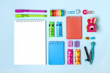 Sabit, okula dönüş, yaratıcılık ve eğitim konsepti. Malzemeler - makas, kalem, ataç, not, zımba, hesap makinesi, yeşil arkaplan üzerine not defteri.