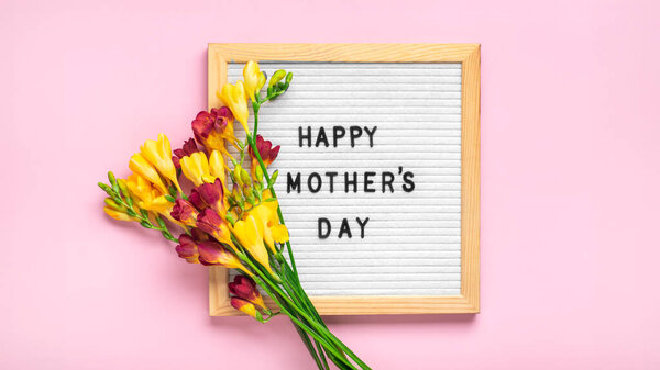 Доска войлока с текстом С Днем Матери, Букет веточки freesia цветы на розовом фоне поздравительные открытки праздник квартира лежал.