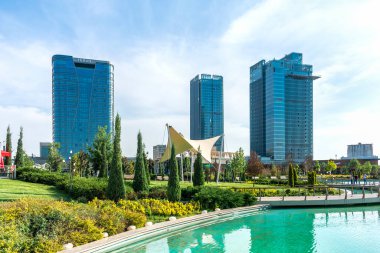 Mayıs 2023, Özbekistan, Taşkent. Taşkent şehri bölgesi, Hilton Oteli 'nin yakınında, Yuva Bir daireleri. Yürüyen cadde.