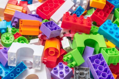 Renkli plastik yapı, çocukların inşaat malzemelerini engelliyor. Eğitim kavramı.