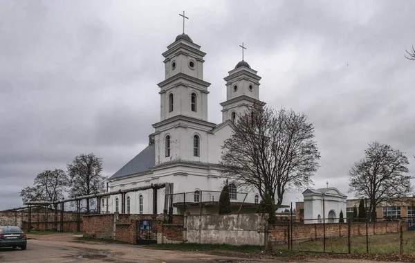 Kościół Świętej Trójcy Jest Kościołem Katolickim Miejskiej Miejscowości Radoshkovichi Białoruś — Zdjęcie stockowe