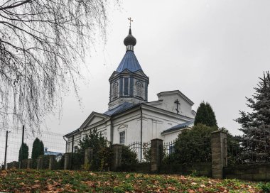 Village Gölü. Kutsal Havariler Kilisesi Peter ve Paul