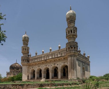Kutub Shahi 'nin mezarları Hyderabad, Hindistan' daki Golconda Kalesi yakınlarında..