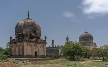 Kutub Shahi 'nin mezarları Hyderabad, Hindistan' daki Golconda Kalesi yakınlarında..