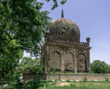 Kutub Shahi 'nin mezarları Hyderabad, Hindistan' daki Golconda Kalesi yakınlarında..
