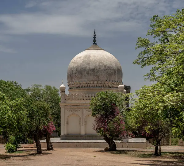 Kutub Shahi 'nin mezarları Hyderabad, Hindistan' daki Golconda Kalesi yakınlarında..