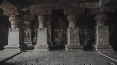 Ellora, Hindistan 'ın en popüler üç dini ve felsefi hareketi olan Budizm, Hinduizm ve Jainizm' in bir mağara tapınağıdır..