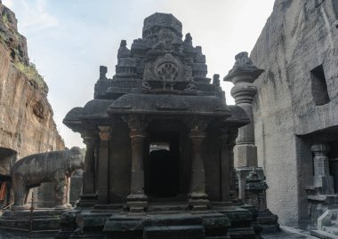 Ellora, Hindistan 'ın en popüler üç dini ve felsefi hareketi olan Budizm, Hinduizm ve Jainizm' in bir mağara tapınağıdır..
