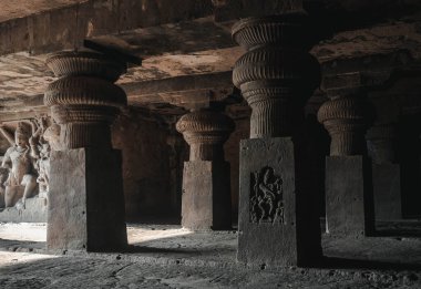 Ellora, Hindistan 'ın en popüler üç dini ve felsefi hareketi olan Budizm, Hinduizm ve Jainizm' in bir mağara tapınağıdır..