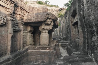 Ellora, Hindistan 'ın en popüler üç dini ve felsefi hareketi olan Budizm, Hinduizm ve Jainizm' in bir mağara tapınağıdır..