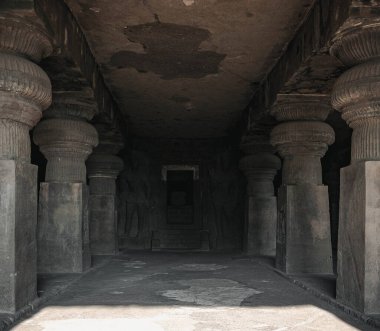 Ellora, Hindistan 'ın en popüler üç dini ve felsefi hareketi olan Budizm, Hinduizm ve Jainizm' in bir mağara tapınağıdır..