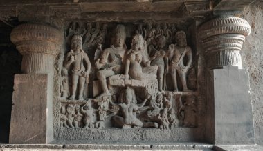 Ellora, Hindistan 'ın en popüler üç dini ve felsefi hareketi olan Budizm, Hinduizm ve Jainizm' in bir mağara tapınağıdır..