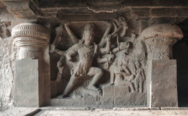 Ellora, Hindistan 'ın en popüler üç dini ve felsefi hareketi olan Budizm, Hinduizm ve Jainizm' in bir mağara tapınağıdır..