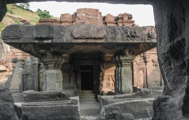 Ellora, Hindistan 'ın en popüler üç dini ve felsefi hareketi olan Budizm, Hinduizm ve Jainizm' in bir mağara tapınağıdır..